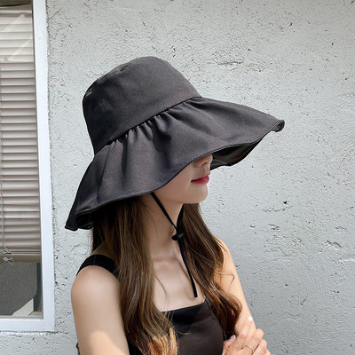 Γυναικείο καπέλο με μεγάλο γείσο κατάλληλο για την παραλία