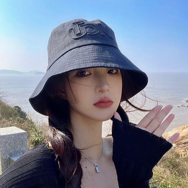 Ženska jednobojna kapa s vezom