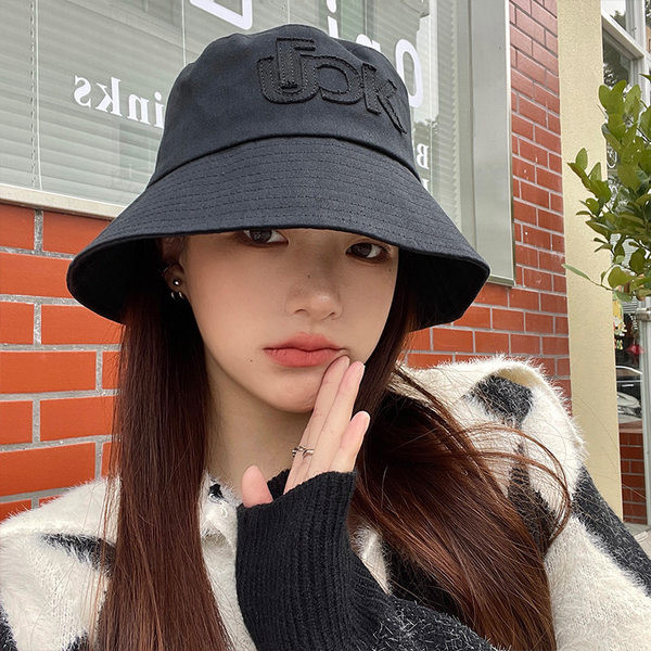 Ženska jednobojna kapa s vezom