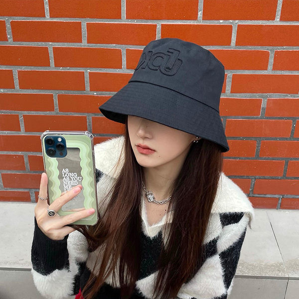 Ženska jednobojna kapa s vezom