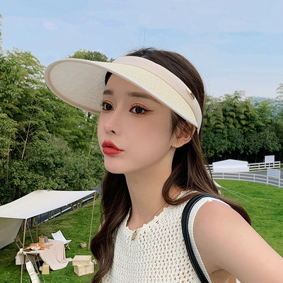 Suure äärega naiste müts