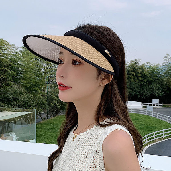 Suure äärega naiste müts