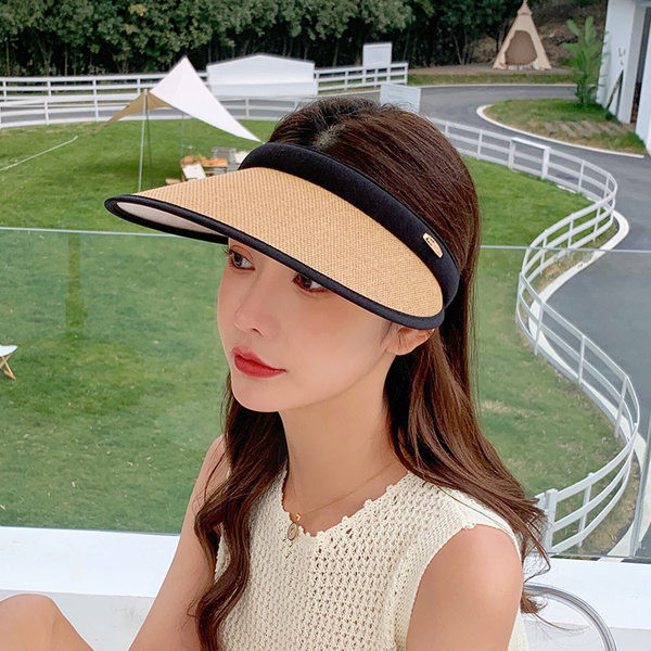 Suure äärega naiste müts