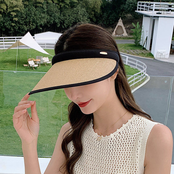 Suure äärega naiste müts