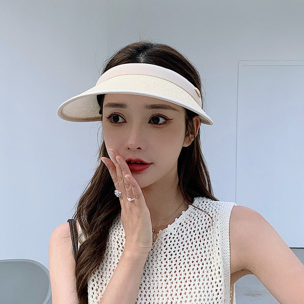 Suure äärega naiste müts