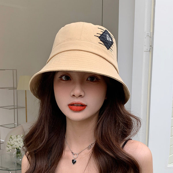 Ženska kapa sa vezom - četiri boje