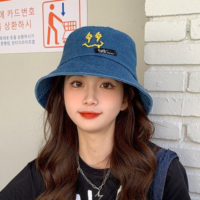 Ženska jednobojna kapa sa šilterom i vezom