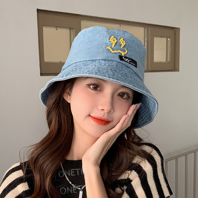 Ženska jednobojna kapa sa šilterom i vezom