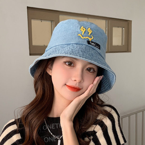 Ženska jednobojna kapa sa šilterom i vezom