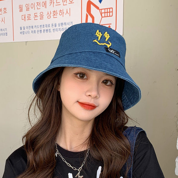 Ženska jednobojna kapa sa šilterom i vezom