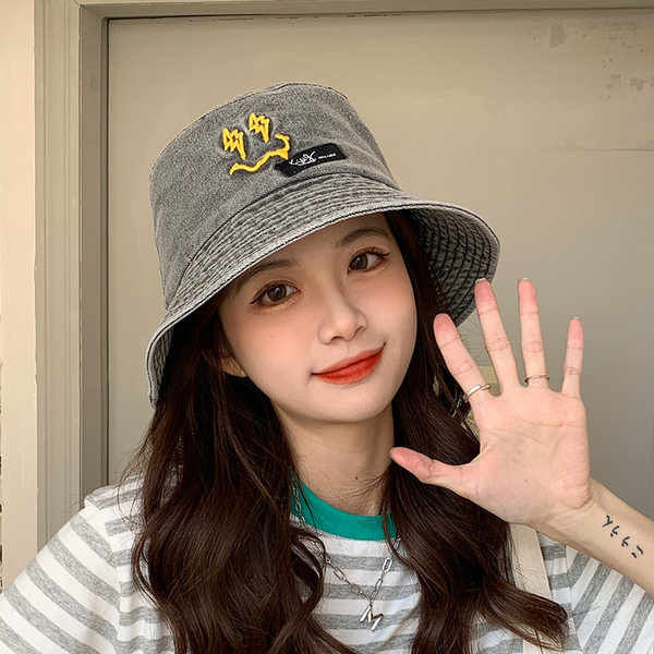 Ženska jednobojna kapa sa šilterom i vezom