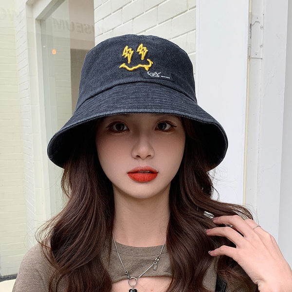 Ženska jednobojna kapa sa šilterom i vezom