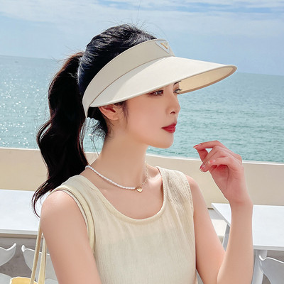 Γυναικείο καλοκαιρινό καπέλο με μεγάλη περιφέρια και έμβλημα