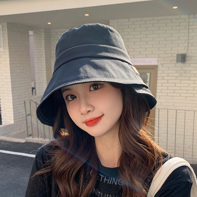 Γυναικείο καπέλο με έμβλημα 