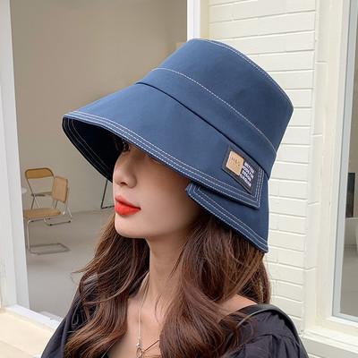 Γυναικείο καπέλο με έμβλημα 