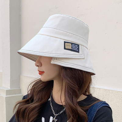 Γυναικείο καπέλο με έμβλημα 