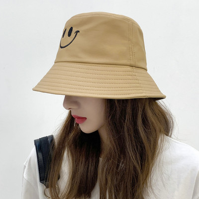 Γυναικείο υφασμάτινο καπέλο με κεντητικό χαμόγελο