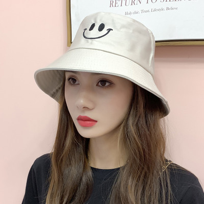 Γυναικείο υφασμάτινο καπέλο με κεντητικό χαμόγελο