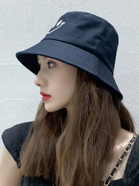 Γυναικείο υφασμάτινο καπέλο με κεντητικό χαμόγελο