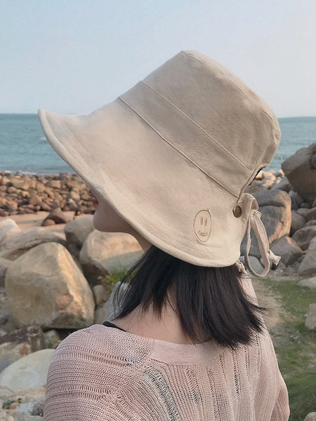 Naiste lipsudega tekstiilist müts - mitut värvi