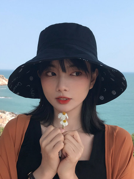 Naiste lipsudega tekstiilist müts - mitut värvi