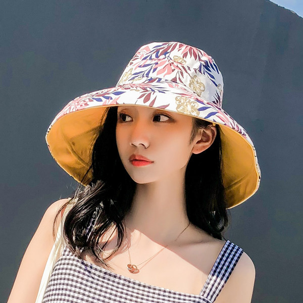 Laia äärega naiste müts