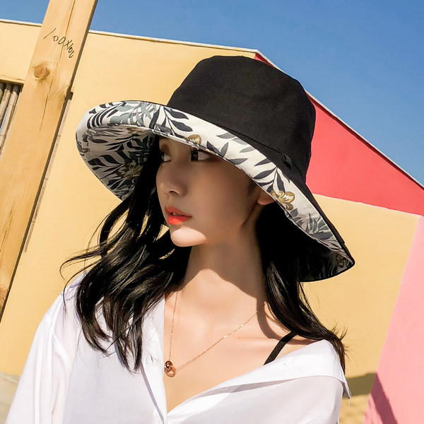 Laia äärega naiste müts