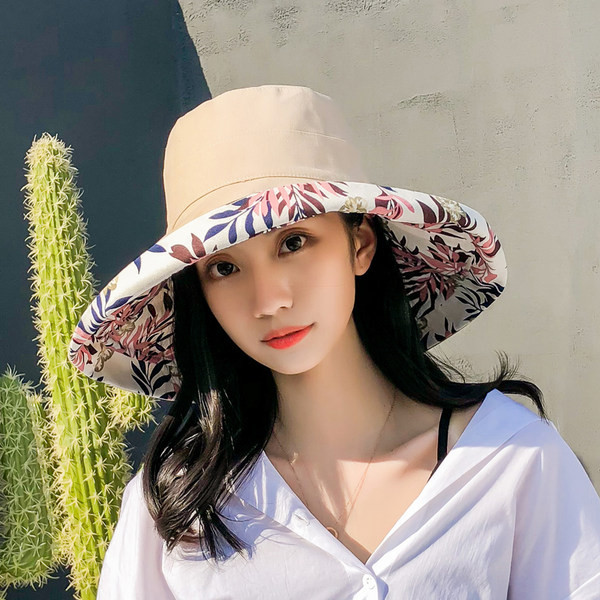 Laia äärega naiste müts