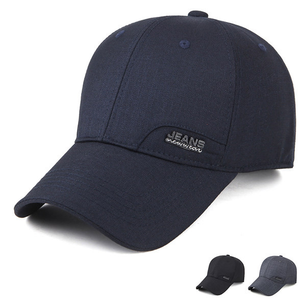 Ανδρικό καπέλο casual με μεταλλικό στοιχείο και γείσο