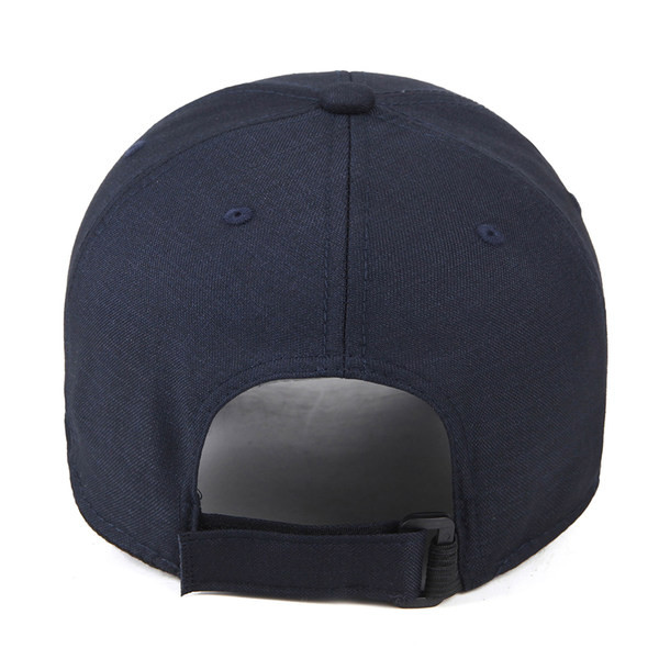 Ανδρικό καπέλο casual με μεταλλικό στοιχείο και γείσο