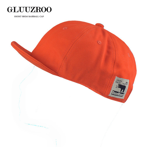 Muška bejzbol kapa sa šiltom i amblemom