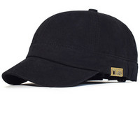 Novi model muške kape sa šilterom i metalnim elementom