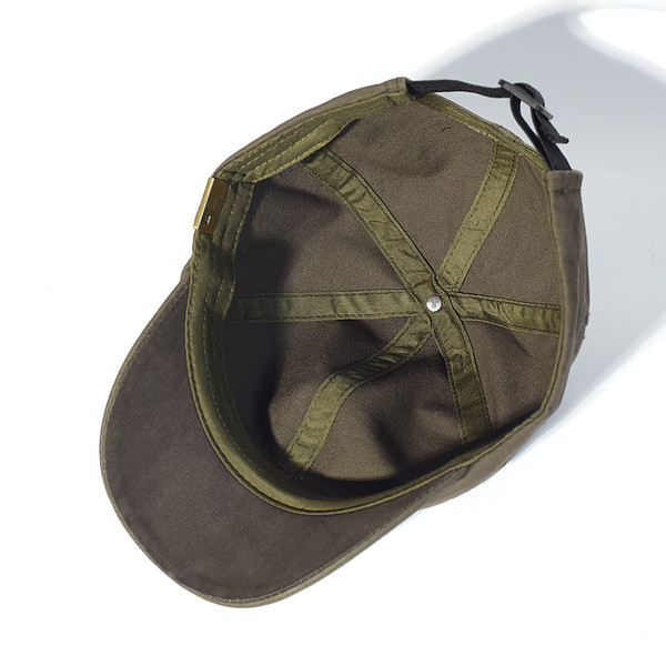 Novi model muške kape sa šilterom i metalnim elementom