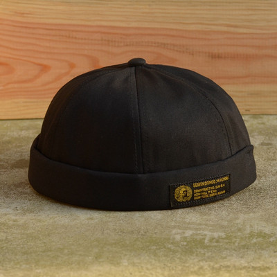 Μοντέρνο ανδρικό καπέλο με επιγραφές