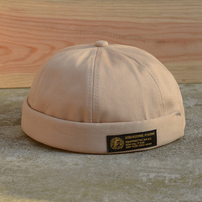 Μοντέρνο ανδρικό καπέλο με επιγραφές