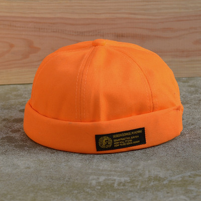 Μοντέρνο ανδρικό καπέλο με επιγραφές