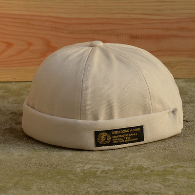 Μοντέρνο ανδρικό καπέλο με επιγραφές