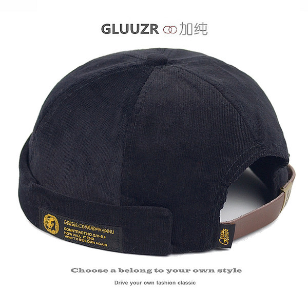 Μοντέρνο ανδρικό καπέλο με επιγραφές