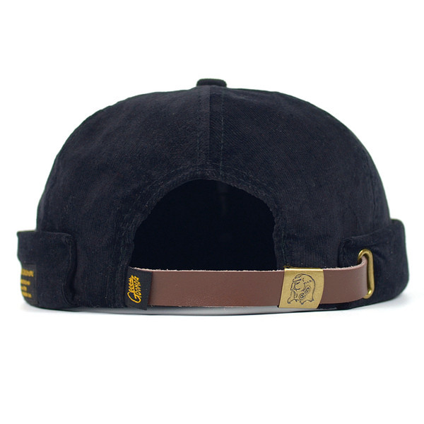 Μοντέρνο ανδρικό καπέλο με επιγραφές