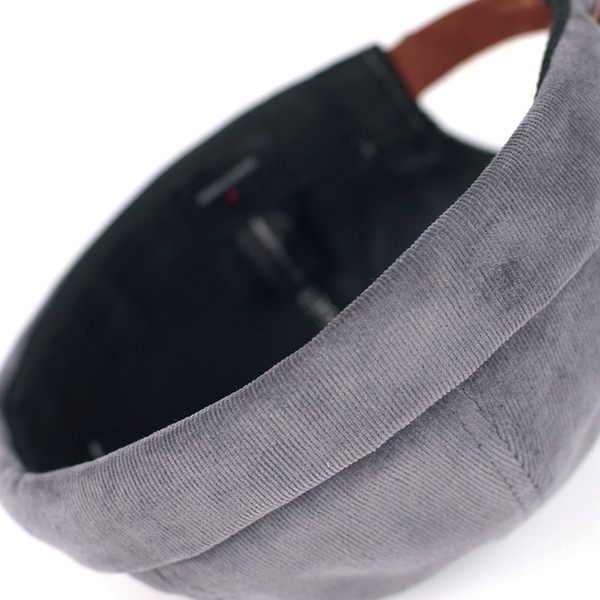 Μοντέρνο ανδρικό καπέλο με επιγραφές