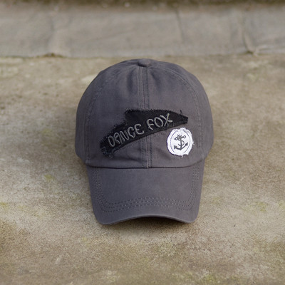 Meeste puuvillane visiiriga müts ja tikitud kiri