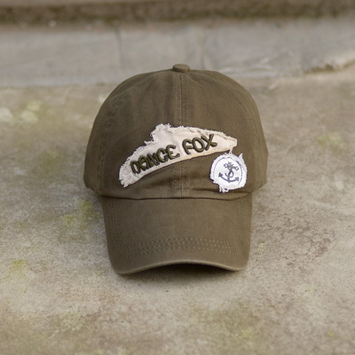 Meeste puuvillane visiiriga müts ja tikitud kiri