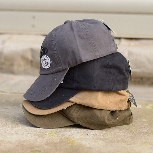 Ανδρικό βαμβακερό καπέλο με γείσο και κεντητή επιγραφή