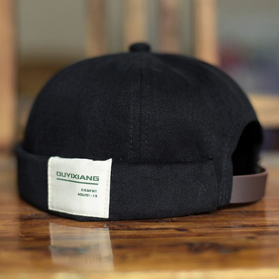 Meeste ühevärviline embleemiga müts