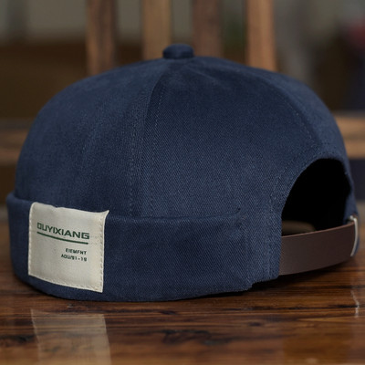 Meeste ühevärviline embleemiga müts