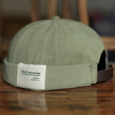 Meeste ühevärviline embleemiga müts