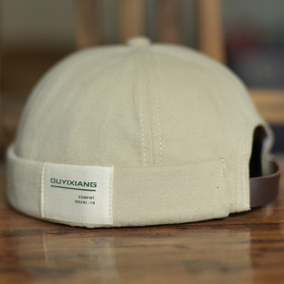 Meeste ühevärviline embleemiga müts