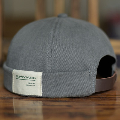 Meeste ühevärviline embleemiga müts