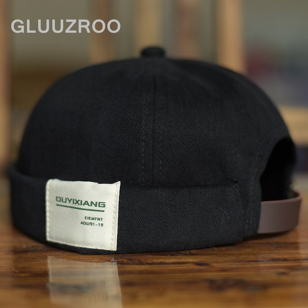 Meeste ühevärviline embleemiga müts