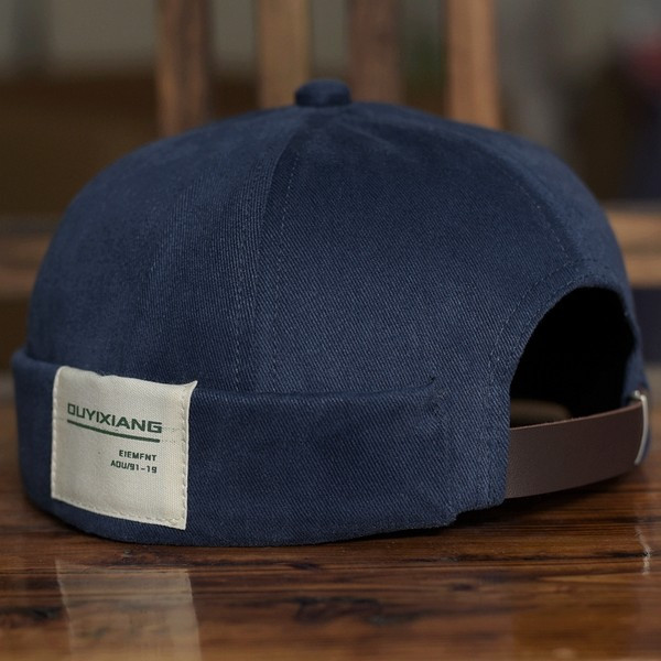 Meeste ühevärviline embleemiga müts